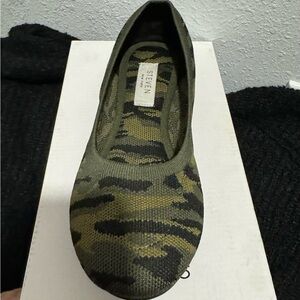Camouflage flats size 8 excellent condition